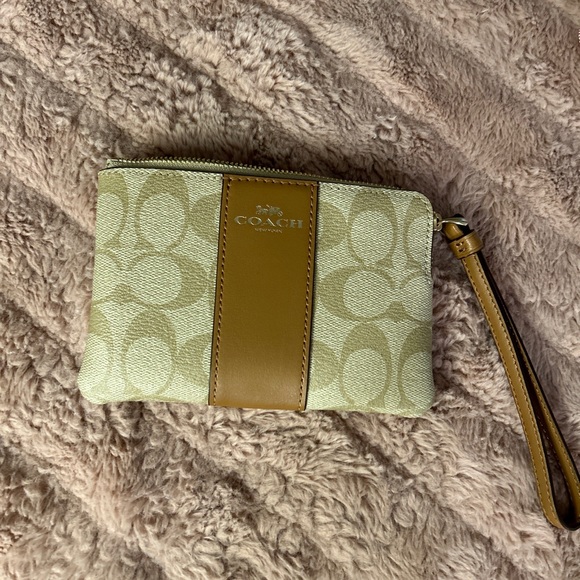 Coach Corner Wristlet in Signature Canvas NWOT - Picture 2 of 4